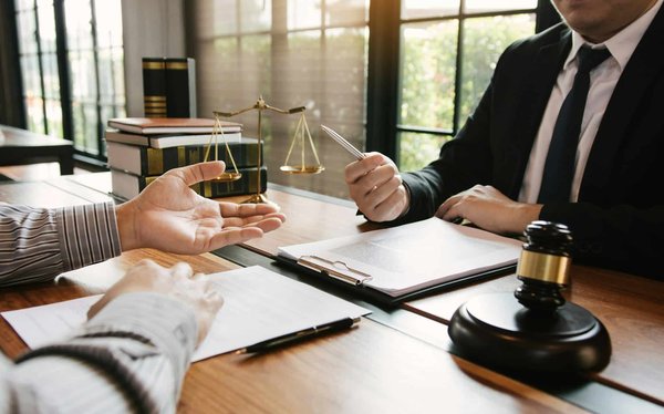 Quels sont les accompagnements juridiques qu'apporte la coursange avocats paris 17 pour les services immobiliers ?